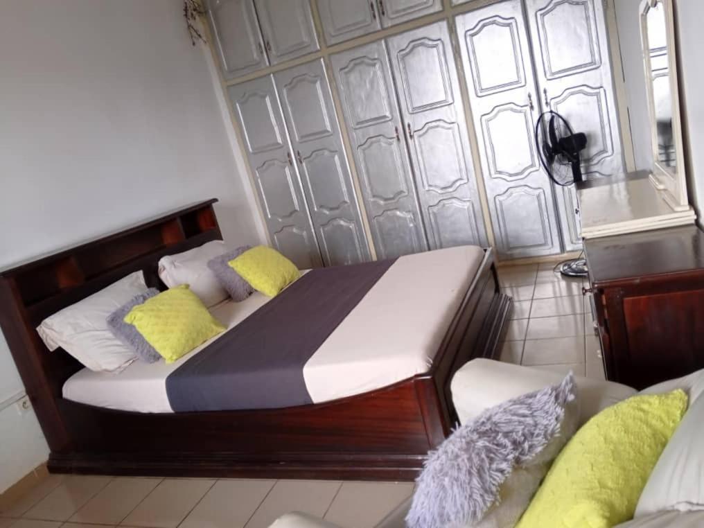Appart Meuble Le Dakota Yaounde Exterior photo