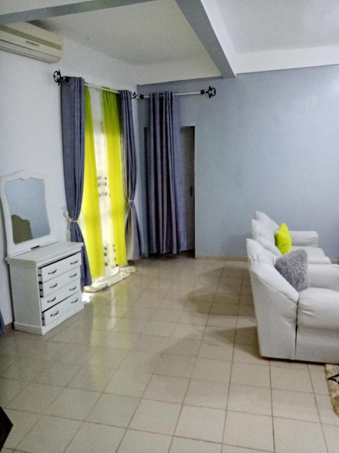 Appart Meuble Le Dakota Yaounde Exterior photo